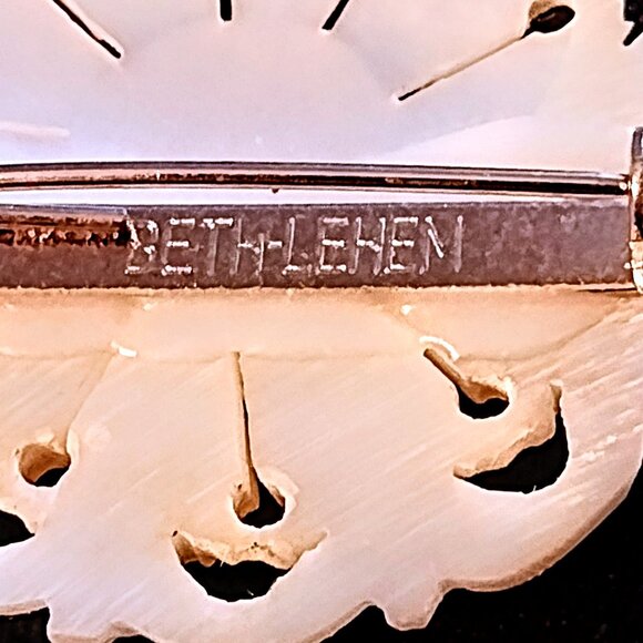 VTG Bethlehem Hand-Carved Mother-Of-Pearl 1.5" Lustrous Flower Brooch SIGNED EVC - Picture 3 of 7